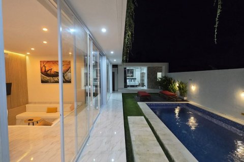 Недвижимость с 4 спальнями в Семиньяк, Бадунг,  (8888) 1