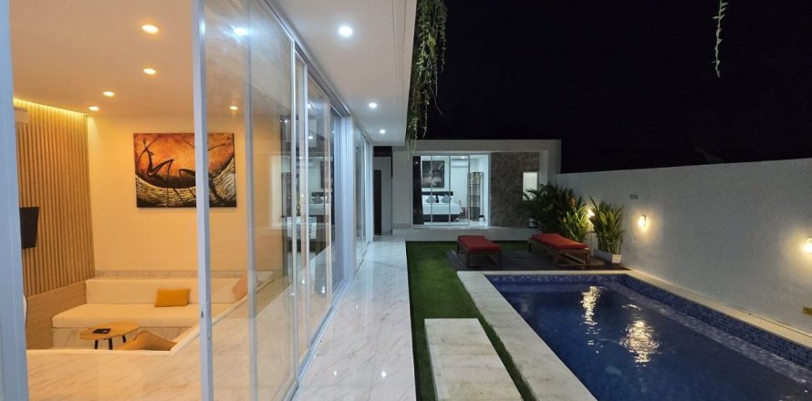 Недвижимость с 4 спальнями в Семиньяк, Бадунг,  (8888)