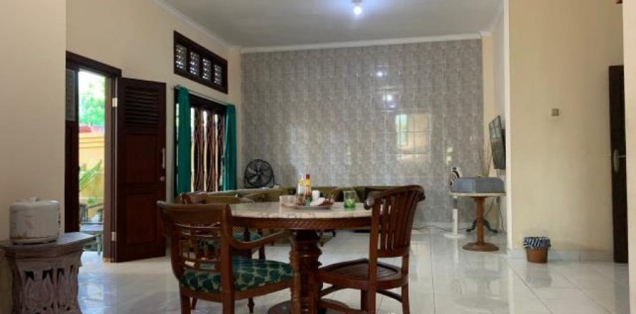 Дом с 6 спальнями в Нуса Дуа, Бадунг,  (9489)