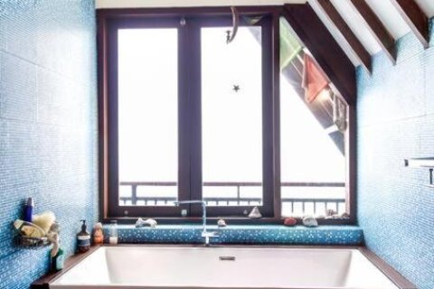 Вилла с 4 спальнями в Булеленг,  (9325) 9