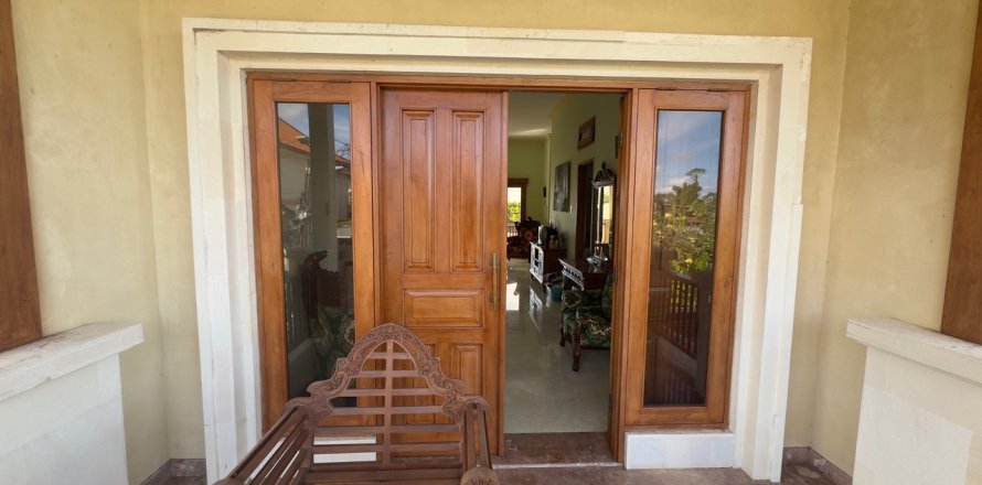 Дом с 5 спальнями в Нуса Дуа, Бадунг,  (9378)