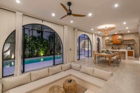 Вилла с 6 спальнями в Тампаксиринг, Гианьяр,  (9730) 5