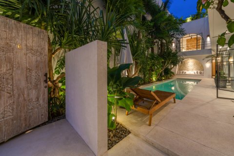 Вилла с 6 спальнями в Тампаксиринг, Гианьяр,  (9730) 22