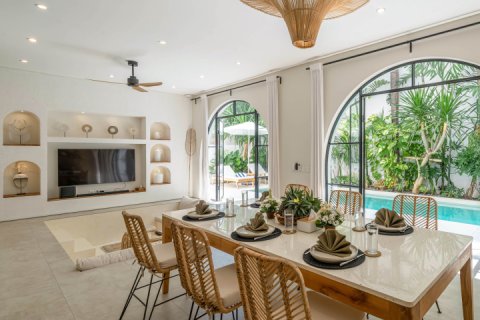 Вилла с 6 спальнями в Тампаксиринг, Гианьяр,  (9730) 3