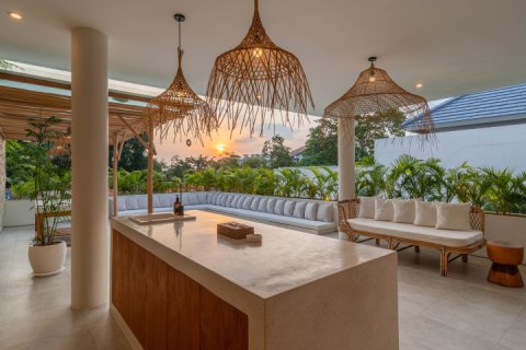 Вилла с 6 спальнями в Тампаксиринг, Гианьяр,  (9730) 10