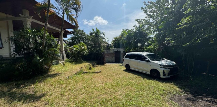 Дом с 3 спальнями в Джимбаран, Бадунг,  (9469)