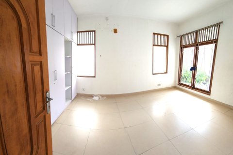 Коммерческая недвижимость с 3 спальнями в Кута, Бадунг,  (9472) 8