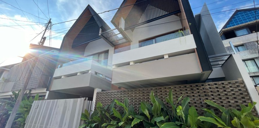 Вилла с 5 спальнями в Чангу, Бадунг,  (9389)