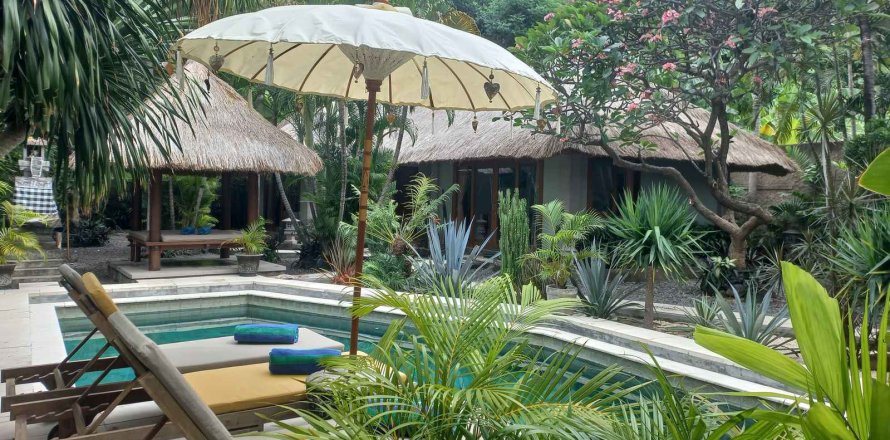 Вилла с 3 спальнями в Карангасем,  (9464)