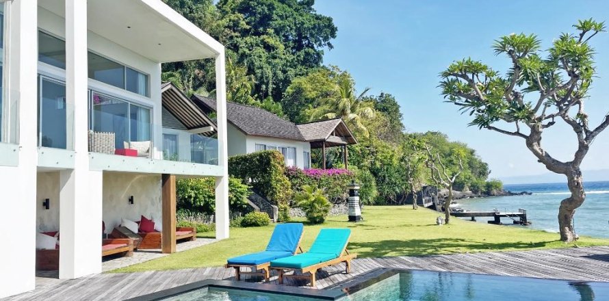 Вилла с 3 спальнями в Карангасем,  (9645)