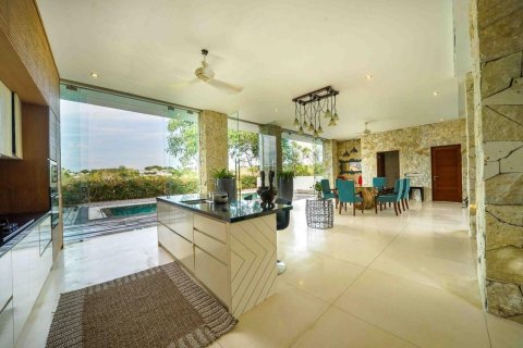 Вилла с 4 спальнями в Южная Кута, Бадунг,  (9390) 8