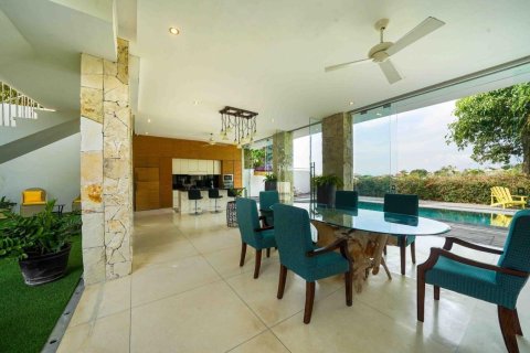 Вилла с 4 спальнями в Южная Кута, Бадунг,  (9390) 11