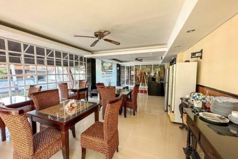 Отель, гостиница с 24 спальнями в Кута, Бадунг,  (9341) 2