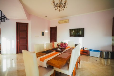 Вилла с 4 спальнями в Джимбаран, Бадунг,  (9339) 7