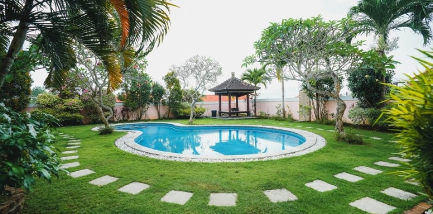 Вилла с 4 спальнями в Джимбаран, Бадунг,  (9339)