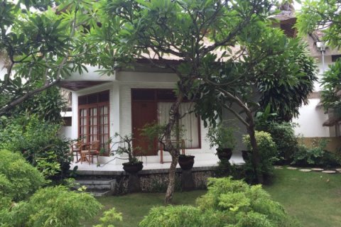 Отель, гостиница с 24 спальнями в Легиан, Кута, Бадунг,  (9492) 2