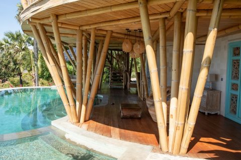 Вилла с 13 спальнями в Карангасем,  (9433) 3