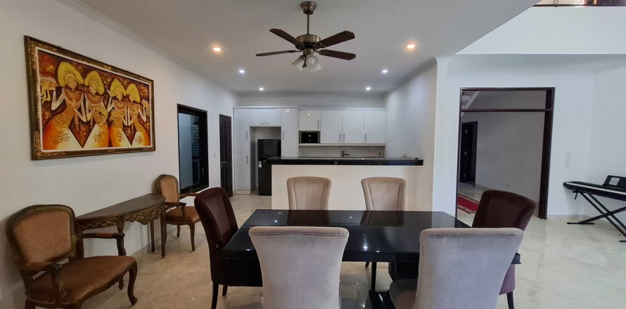 Вилла с 6 спальнями в Джимбаран, Бадунг,  (9817)