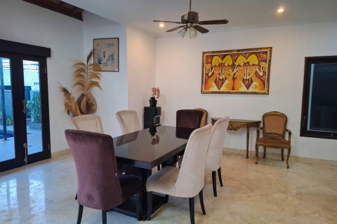 Вилла с 6 спальнями в Джимбаран, Бадунг,  (9817) 10