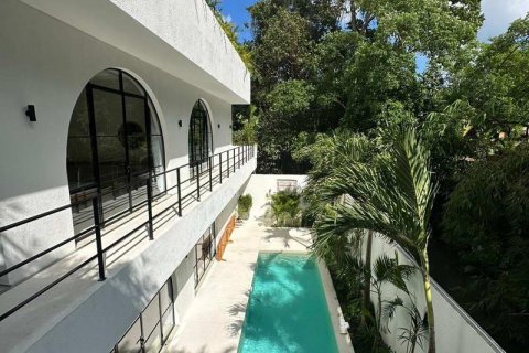 Вилла с 6 спальнями в Тампаксиринг, Гианьяр,  (5876) 1