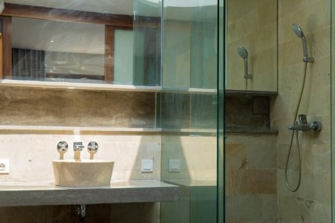 Вилла с 3 спальнями в Керобокан, Бадунг,  (9415) 8