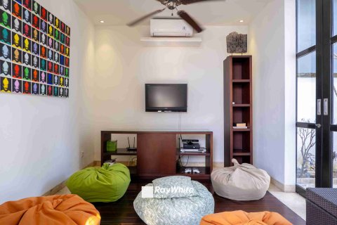 Вилла с 4 спальнями в Джимбаран, Бадунг, (9652) 4