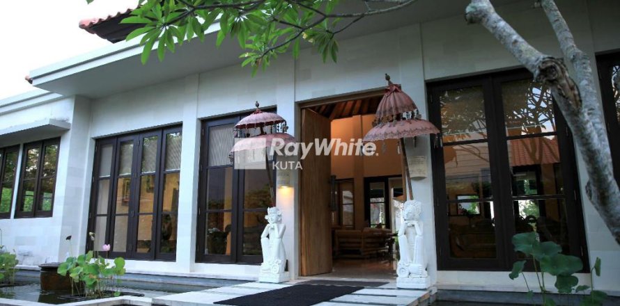 Вилла с 6 спальнями в Джимбаран, Бадунг,  (9654)