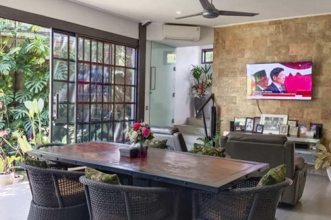 Вилла с 4 спальнями в Керобокан, Бадунг,  (9280) 23