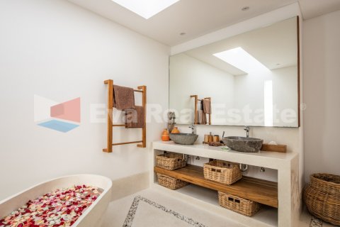 4 bedrooms Villa in Tibubeneng, Badung, Bali (2420) 11