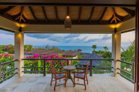 Вилла с 6 спальнями в Южная Кута, Бадунг,  (1302) 23