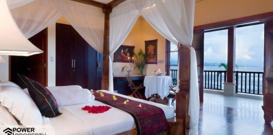 5 bedrooms Villa in Gianyar,  (1033)