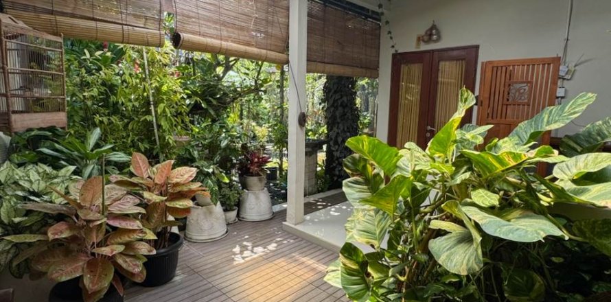 Дом с 6 спальнями в Джимбаран, Бадунг,  (9709)