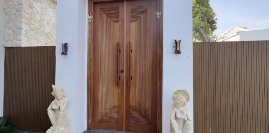 Вилла с 4 спальнями в Нуса Дуа, Бадунг,  (2656)