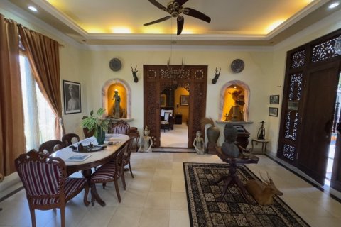 Дом с 6 спальнями в Сукавати, Гианьяр,  (9355) 3