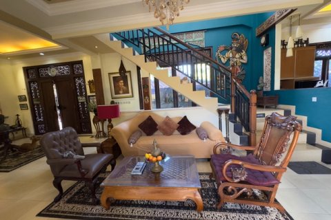 Дом с 6 спальнями в Сукавати, Гианьяр,  (9355) 18