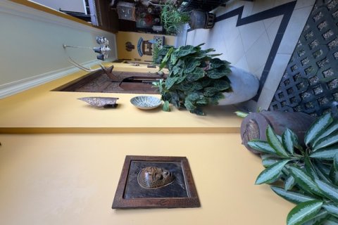 Дом с 6 спальнями в Сукавати, Гианьяр,  (9355) 8