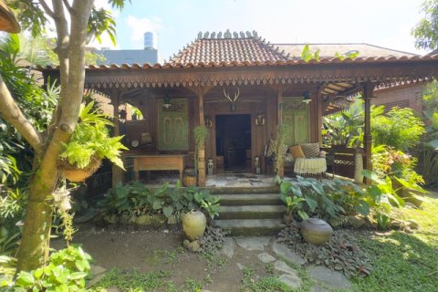 Дом с 6 спальнями в Сукавати, Гианьяр,  (9355) 1