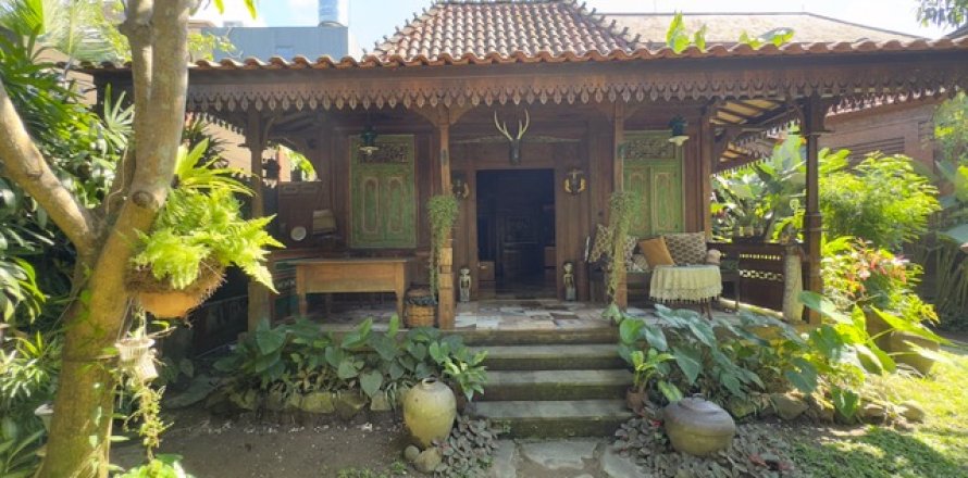 Дом с 6 спальнями в Сукавати, Гианьяр,  (9355)