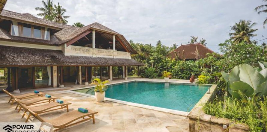 Вилла с 4 спальнями в Табанан,  (8452)