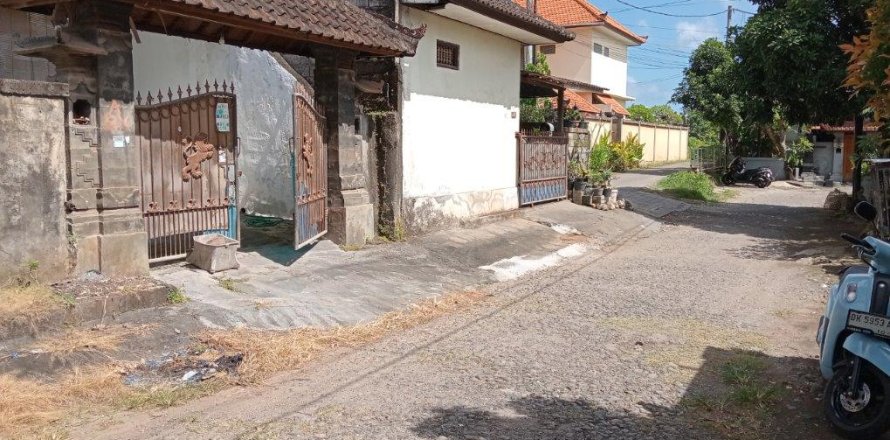 Дом с 4 спальнями в Джимбаран, Бадунг,  (9407)