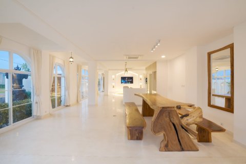 Вилла с 4 спальнями в Цемаги, Менгви, Бадунг,  (9404) 8