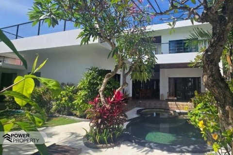 Отель, гостиница с 22 спальнями в Беноа, Бадунг,  (10055) 5