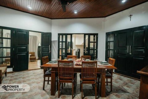 Отель, гостиница с 22 спальнями в Беноа, Бадунг,  (10055) 8