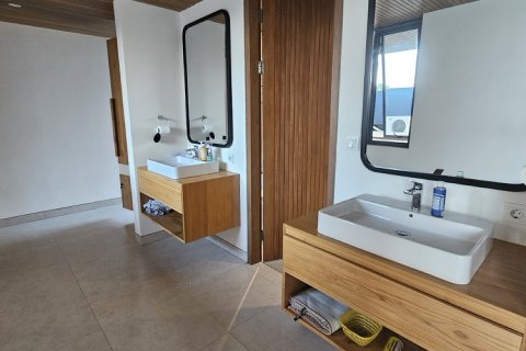 Вилла с 4 спальнями в Южная Кута, Бадунг, (9402) 25