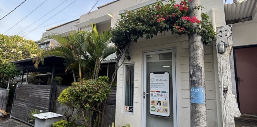 Дом с 4 спальнями в Джимбаран, Бадунг,  (9403)