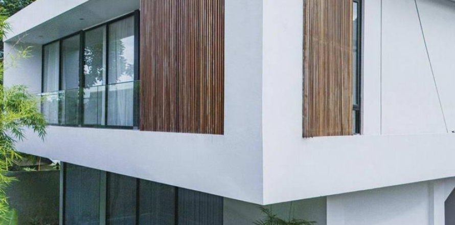 Вилла с 3 спальнями в Тампаксиринг, Гианьяр,  (9228)